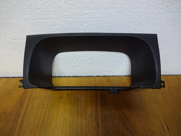 Tachorahmen Vw Golf 3  1H6857059 1 Lasche gebrochen