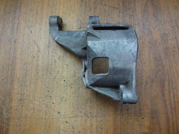 Halter Servopumpe 028145523D