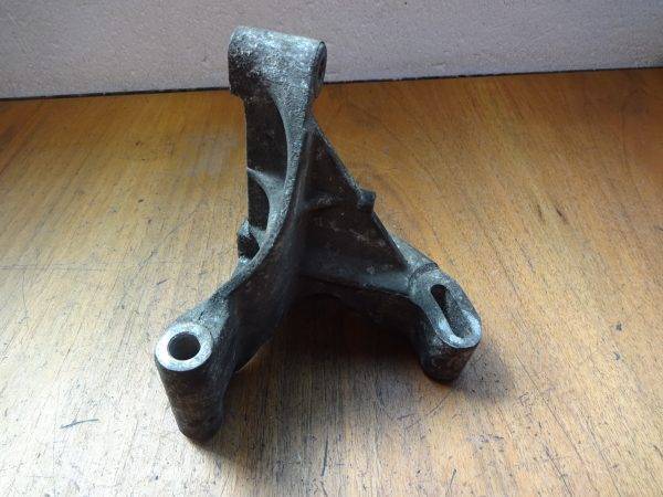 Halter Servopumpe 028145531D