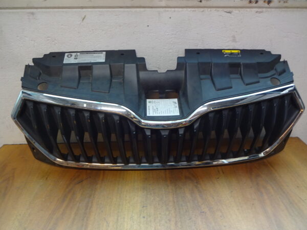 Kühlergrill Skoda Fabia 6V0853653C leicht beschädigt